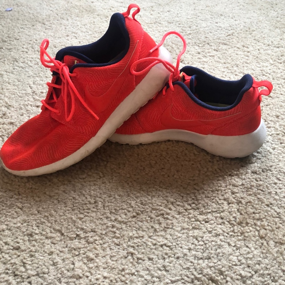 Nike Rosche 8.5 in Watermelon Red